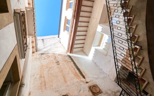 Investment: Mansion with typical Majorcan courtyard in the historic centre of Palma