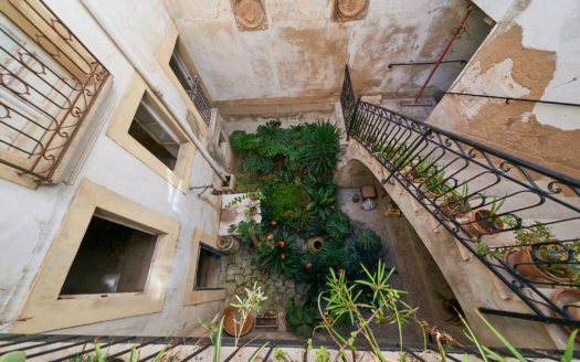 Investment: Mansion with typical Majorcan courtyard in the historic centre of Palma
