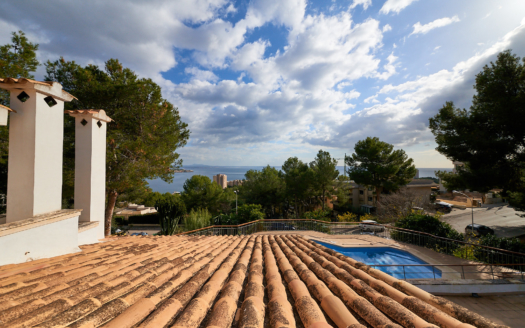Großzügige Villa in ruhiger Lage mit Meerblick und großem Grundstück in Cas Catala