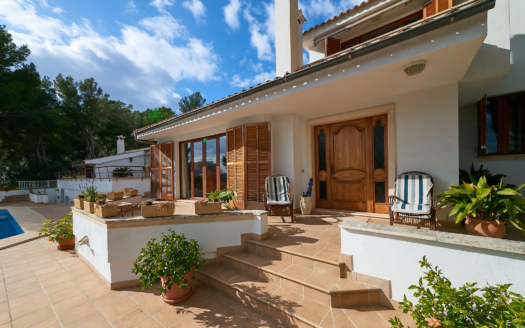 Spacious villa in quiet location with sea views and large plot in Cas Catala