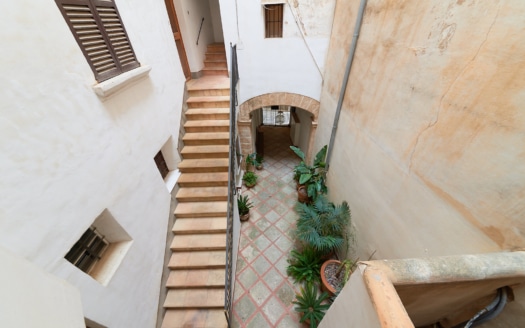 Investment: Historical apartment for renovation in the old town of Palma de Mallorca