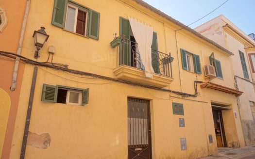 Townhouse with lots of potential for sale in the burgeoning neighborhood of El Terreno